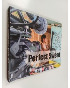 Kirjailijan Mikkel Aaland käytetty kirja Perfect Sweat : Production stills: Finland 2017