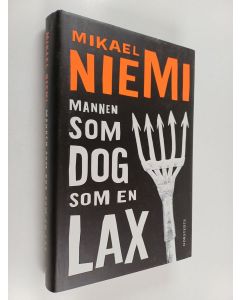 Kirjailijan Mikael Niemi käytetty kirja Mannen som dog som en lax