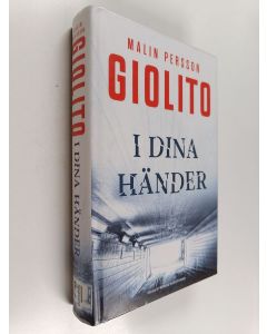 Kirjailijan Malin Persson Giolito käytetty kirja I dina händer