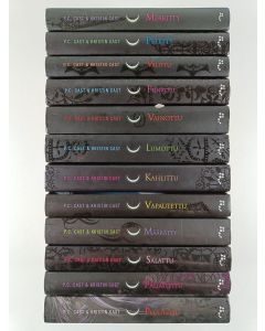 Kirjailijan P.C. Cast käytetty kirja Yön talo 1-12 : Merkitty ; Petetty ; Valittu ; Piinattu ; Vainottu ; Lumottu ; Kahlittu ; Vapautettu ; Määrätty ; Salattu ; Paljastettu ; Pelastettu