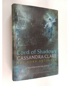 Kirjailijan Cassandra Clare käytetty kirja Lord of shadows