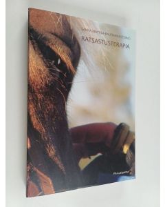 Kirjailijan Sanna Mattila-Rautiainen käytetty kirja Ratsastusterapia