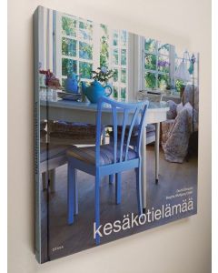 Kirjailijan Dorrit Elmquist käytetty kirja Kesäkotielämää