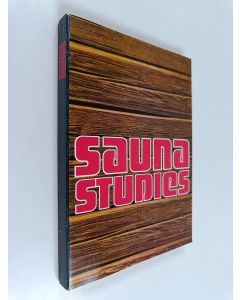 Kirjailijan Pirkko Valtakari & Yrjö Collan ym. käytetty kirja Sauna studies : papers read at the 6 international sauna congress in helsinki on augist 15-17, 1974