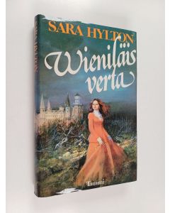 Kirjailijan Sara Hylton käytetty kirja Wieniläisverta