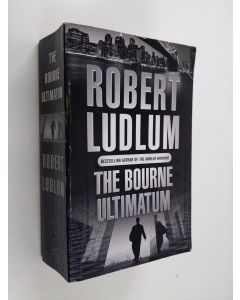 Kirjailijan Robert Ludlum käytetty kirja The Bourne Ultimatum
