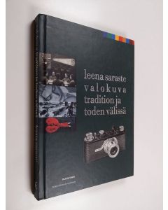 Kirjailijan Leena Saraste käytetty kirja Valokuva tradition ja toden välissä