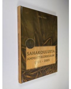 Kirjailijan Ritva Varis käytetty kirja Sahakoulusta ammattikorkeaan 1921-2005 : puualan koulutuksen historiikki