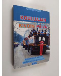 Kirjailijan Helena Saarikoski käytetty kirja Kouluajan kivoin päivä : folkloristinen tutkimus penkinpainajaisperinteestä