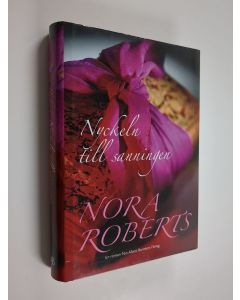 Kirjailijan Nora Roberts käytetty kirja Nyckeln till sanningen : roman