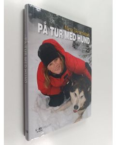 Kirjailijan Nina Skramstad käytetty kirja På tur med hund