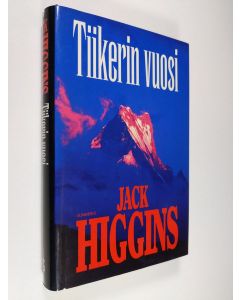 Kirjailijan Jack Higgins käytetty kirja Tiikerin vuosi