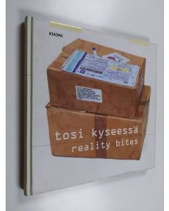 Tekijän Eija ym. Aarnio  käytetty kirja Tosi kyseessä : dokumentti nykytaiteessa, Kiasman kokoelmat = Reality bites : document in contemporary art, Kiasma Collections