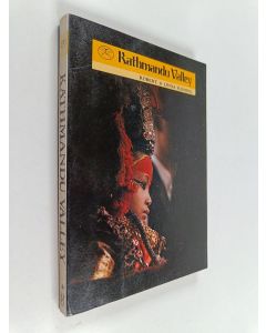 Kirjailijan Linda F. Fleming & Robert L. Fleming käytetty kirja Kathmandu Valley