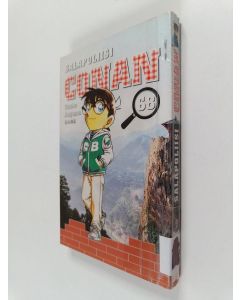 Kirjailijan Gosho Aoyama käytetty kirja Salapoliisi Conan 68