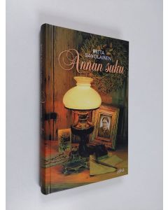 Kirjailijan Riitta Savolainen käytetty kirja Annan suku (ERINOMAINEN)