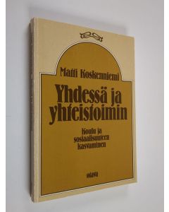 Kirjailijan Matti Koskenniemi käytetty kirja Yhdessä ja yhteistoimin : koulu ja sosiaalisuuteen kasvaminen
