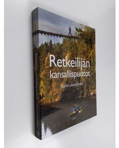 Kirjailijan Jouni Laaksonen käytetty kirja Retkeilijän kansallispuistot