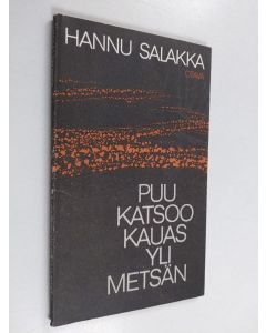 Kirjailijan Hannu Salakka käytetty kirja Puu katsoo kauas yli metsän