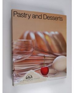 Kirjailijan Jacques Steffen käytetty teos Pastry and Desserts