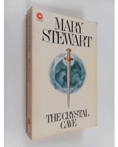 Kirjailijan Mary Stewart käytetty kirja The crystal cave