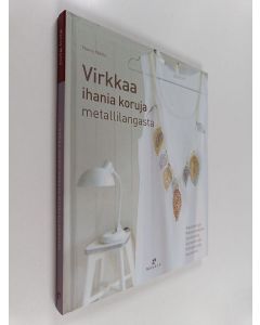 Kirjailijan Nancy Waille käytetty kirja Virkkaa ihania koruja metallilangasta