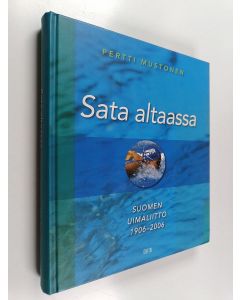 Kirjailijan Pertti Mustonen käytetty kirja Sata altaassa - Suomen Uimaliitto 1906-2006
