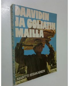 Kirjailijan Martti Issakainen käytetty kirja Daavidin ja Goljatin mailla