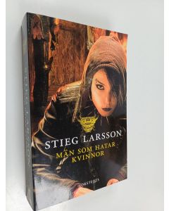 Kirjailijan Stieg Larsson käytetty kirja Män som hatar kvinnor