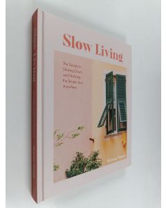 Kirjailijan Helena Woods käytetty kirja Slow Living - The Secrets to Slowing Down and Noticing the Simple Joys Anywhere