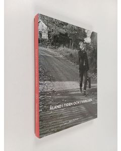 Kirjailijan Nina Fellman käytetty kirja Åland i tiden och världen