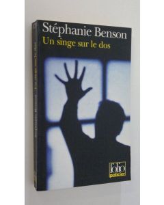Kirjailijan Stephanie Benson käytetty kirja Un singe sur le dos