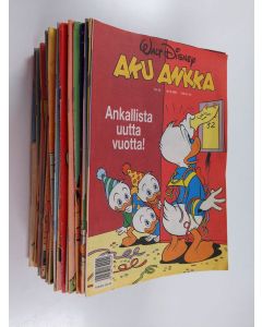 käytetty teos Aku Ankka vuosikerta 1993 (puuttuu nrot 32-36, 19-23)