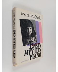 Kirjailijan Merete Mazzarella käytetty kirja Ensin myytiin piano