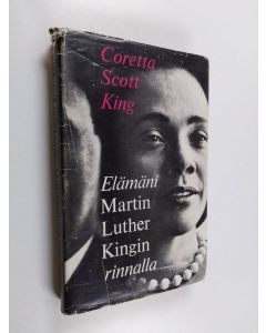 Kirjailijan Coretta Scott King käytetty kirja Elämäni Martin Luther Kingin rinnalla