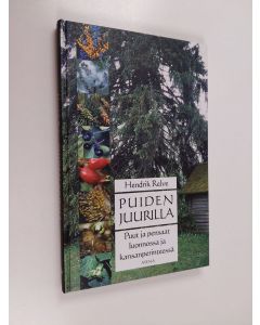 Kirjailijan Hendrik Relve käytetty kirja Puiden juurilla : puut ja pensaat luonnossa ja kansanperinteessä
