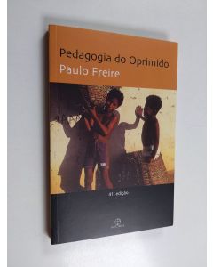 Kirjailijan Paulo Freire käytetty kirja Pedagogia do oprimido