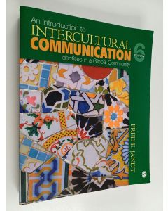 Kirjailijan Fred E. Jandt käytetty kirja An introduction to intercultural communication : identities in a global community