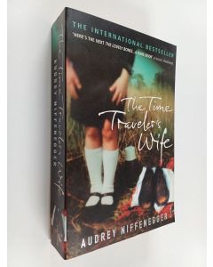Kirjailijan Audrey Niffenegger käytetty kirja The Time Traveler's Wife