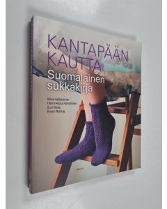 Kirjailijan Niina Hakkarainen käytetty kirja Kantapään kautta : suomalainen sukkakirja
