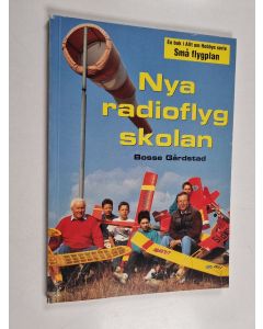 Kirjailijan Bo Gårdstad käytetty kirja Nya radioflygskolan
