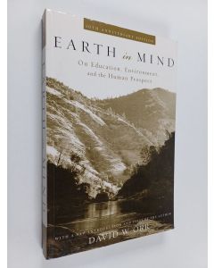 Kirjailijan David W. Orr käytetty kirja Earth in mind : on education, environment, and the human prospect