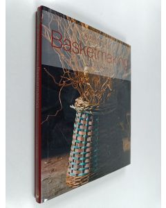 Kirjailijan Lyn Edwards käytetty kirja An Introduction to basketmaking