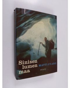 Kirjailijan Matti Jouko Tapio Aro käytetty kirja Sinisen lumen maa : pakinointia SFS-retkikunnan Huippuvuorten kokemuksista 1957-58