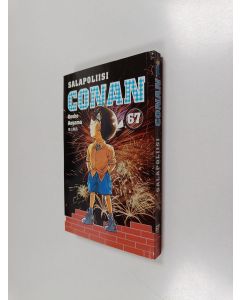 Kirjailijan Gosho Aoyama käytetty kirja Salapoliisi Conan 67 (ERINOMAINEN)