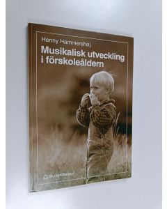 Kirjailijan Henny Hammershøj käytetty kirja Musikalisk utveckling i förskoleåldern