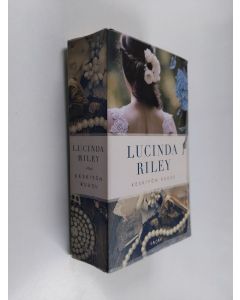 Kirjailijan Lucinda Riley käytetty kirja Keskiyön ruusu
