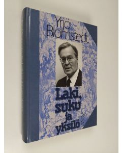 Kirjailijan Yrjö Blomstedt käytetty kirja Laki, suku ja yksilö : tutkielmia, esseitä ja kirjoituksia 40 vuoden ajalta