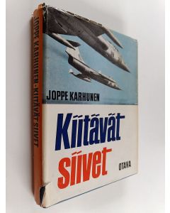 Kirjailijan Joppe Karhunen käytetty kirja Kiitävät siivet : suihkukonelennon vaiheita idässä ja lännessä
