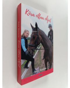 Kirjailijan Asta Ikonen käytetty kirja Kiira ottaa ohjat